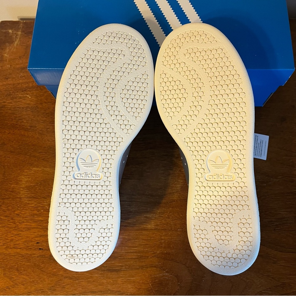 ADIDAS Women's Stan Smith Silver Shoes - Picture 9 of 10
